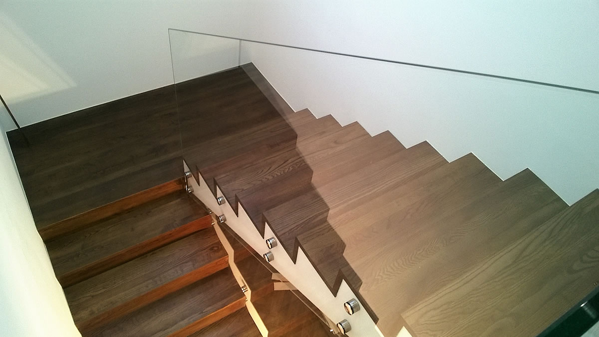 Obłożenie drewnem schodów betonowych + balustrady szklane